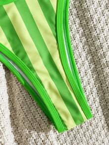 Swim Vcay Bộ bikini tam giác kẻ sọc in họa tiết ngẫu nhiên dành cho nữ, mẫu mới Xuân/Hè 2026, gồm quần bikini và áo tắm casual đi biển. - Nhiều màu - Xem 4