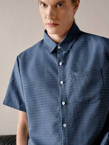 VeloEdit Camisa casual de botão com mangas curtas e listras azuis para homens, camisa casual de botão com bordado de cavalo, camisa de praia de casamento de verão sem colarinho, camisa azul listrada leve e respirável, camisa azul listrada slim fit, Top azul listrada de textura sólida, camisa azul listrada essencial de verão slim fit para homens - Azul - Visão 5