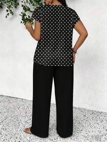 SHEIN Frenchy 休闲简约浪漫复古波点印花大码女式度假V领短袖上衣搭配黑色长裤套装，大码两件套，度假装，夏季服饰 - 彩色 - 查看 2