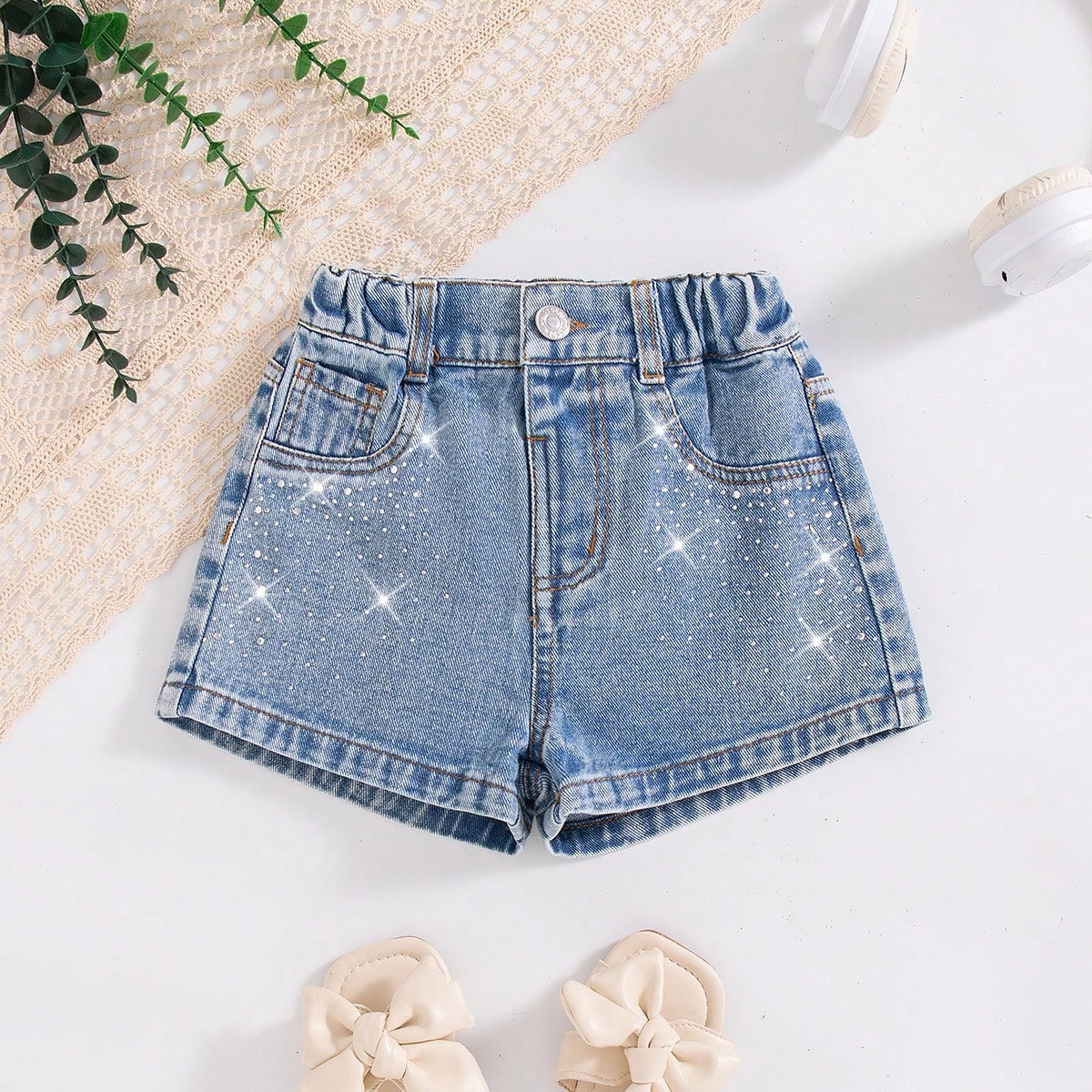 Shorts vaqueros de verano para niñas, lavado medio azul, diseño retro Y2K, chic urbano, versátil, adorno de strass, cintura elástica, ajuste relaj