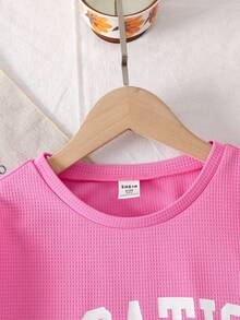 SHEIN Set Kaos dan Celana Pendek Rajut Lembut Kasual Warna Pink Polos dengan Kerah Bulat dan Cetakan Slogan Bahasa Inggris untuk Anak Perempuan Remaja. - Berwarna merah muda - View 5