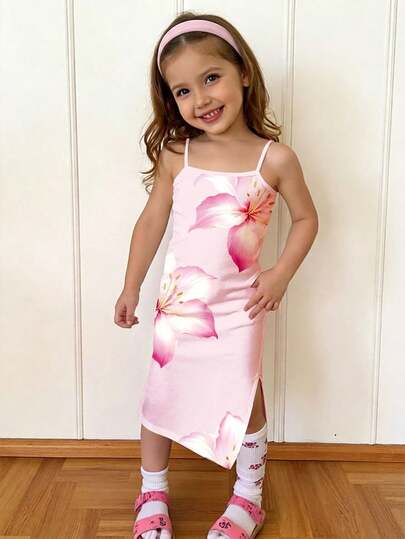 SHEIN 度假风海滩时尚粉色碎花休闲吊带裙，适合春夏日常穿着、街头风、外出和度假。