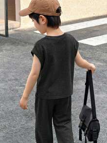 SHEIN Little Byeori 2件套儿童童装男童休闲日韩宽松杏色针织花卉纱线腋下条纹宽松T恤裤两件套，适合学校、运动、度假、居家和户外活动，适合春夏季节。 - 黑色 - 查看 3