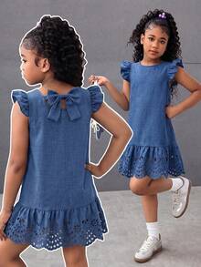 SHEIN Elladie kids 一件少女休闲蓝色连衣裙，采用亚麻质感面料，纹理清晰，舒适的圆领设计搭配荷叶袖，后领饰有大蝴蝶结，镂空花朵图案和荷叶边下摆，宽松直筒版型，适合各种身材，轻盈透气，适合春夏日常穿着、校园活动，2026春夏时尚连衣裙，夏季派对必备。 - 藍色 - 查看 3