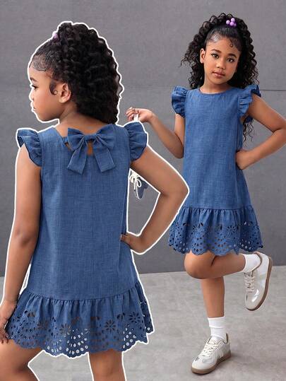 SHEIN Đầm xanh dương dáng casual cho bé gái (1 chiếc), chất liệu vải giả lanh với họa tiết rõ ràng, thiết kế cổ tròn thoải mái với tay áo bồng bềnh, trang trí nơ lớn ở cổ sau, họa tiết hoa khoét rỗng và viền bèo nhún, dáng suông rộng rãi phù hợp với mọi dáng người, đầm xanh nhẹ nhàng thích hợp mặc hàng ngày vào mùa xuân/hè, các hoạt động ở trường, đầm thời trang xuân/hè 2026 cho các bữa tiệc mùa hè.