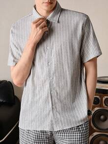 VeloEdit Camisa de manga corta a rayas verticales con corte boxy para hombre, estilo casual refinado para ir al trabajo y uso diario, verano, vacaciones, estilo Old Money, frente y boyfriend - Blanco - Ver 8