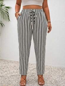 SHEIN Frenchy Pantalones casuales a rayas de talla grande, de tela tejida, para uso diario, ir y venir, vacaciones, con bolsillos - Blanco y Negro - Ver 3
