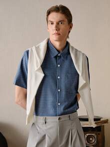 VeloEdit Camisa casual de botão com mangas curtas e listras azuis para homens, camisa casual de botão com bordado de cavalo, camisa de praia de casamento de verão sem colarinho, camisa azul listrada leve e respirável, camisa azul listrada slim fit, Top azul listrada de textura sólida, camisa azul listrada essencial de verão slim fit para homens - Azul - Visão 1