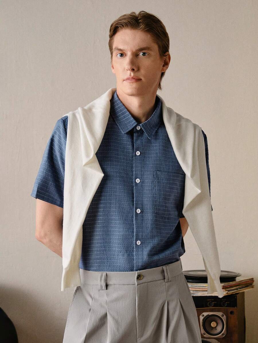 VeloEdit Camisa casual de botão com mangas curtas e listras azuis para homens, camisa casual de botão com bordado de cavalo, camisa de praia de casamento de verão sem colarinho, camisa azul listrada leve e respirável, camisa azul listrada slim fit, Top azul listrada de textura sólida, camisa azul listrada essencial de verão slim fit para homens - Azul - Visão 1