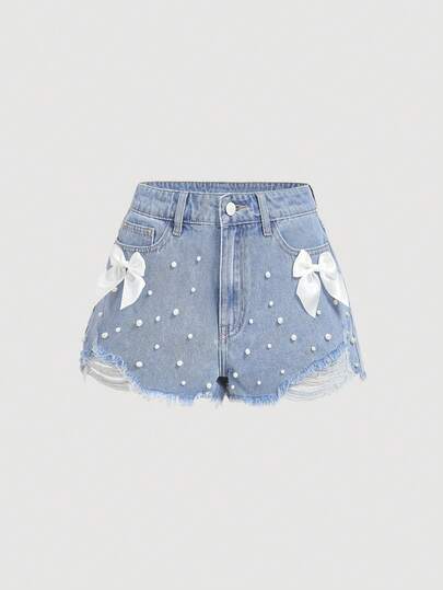 Sweetra Quần short denim màu xanh nhạt dáng casual ngọt ngào dành cho nữ, điểm nhấn là nơ trắng.
