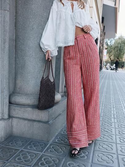 Nöista Quần dài cạp trung bình kẻ sọc xanh dương với gấu quần rộng kẻ ngang. Quần xuân cho nữ, trang phục mùa hè, trang phục đi nghỉ mát cho nữ, áo đi nghỉ mát, trang phục thường ngày.