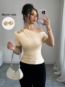 Rafferiza 女士优雅不对称领口3D玫瑰金金属装饰短袖T恤 - 杏色 - 查看 5