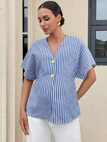 MaterniWear 夏季穿搭、孕妇工作服、孕妇工作套装、孕妇工作上衣、女士商务休闲装、女士办公室着装，这款透气舒适的蓝色条纹棉质上衣专为孕妇设计，纽扣细节更添优雅气质，适合通勤或外出穿着。夏季孕妇V领插肩袖休闲前开襟条纹宽松衬衫 - 藍色 - 查看 10