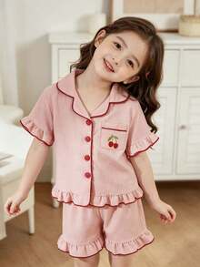 SHEIN Playful Pals 女童睡衣套装，舒适时尚，樱桃刺绣荷叶边装饰，优雅短袖短裤两件套睡衣 - 彩色 - 查看 5