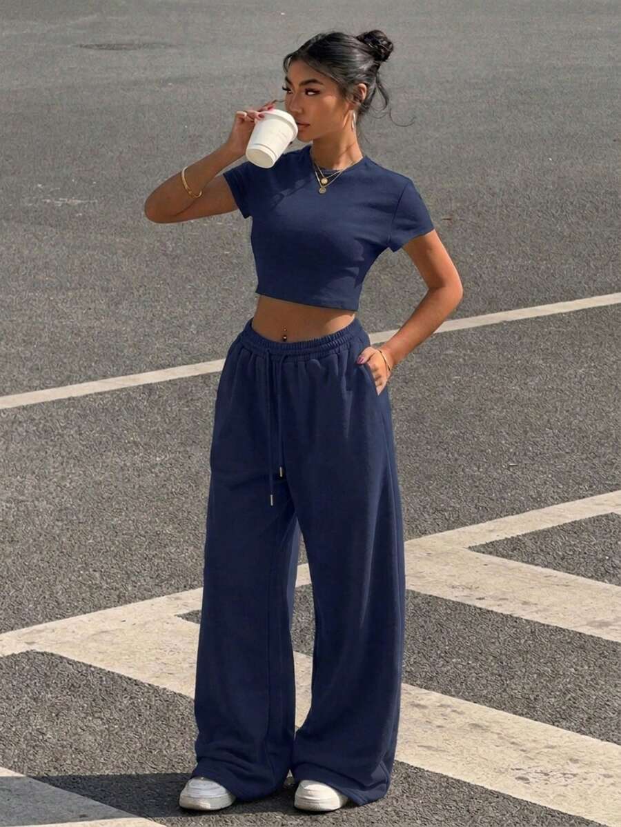 SHEIN EZwear Bộ 2 món dành cho nữ: áo thun ngắn tay dáng lửng đa năng và quần ống rộng có dây rút ở eo và túi. - Màu xanh hải quân - Xem 1