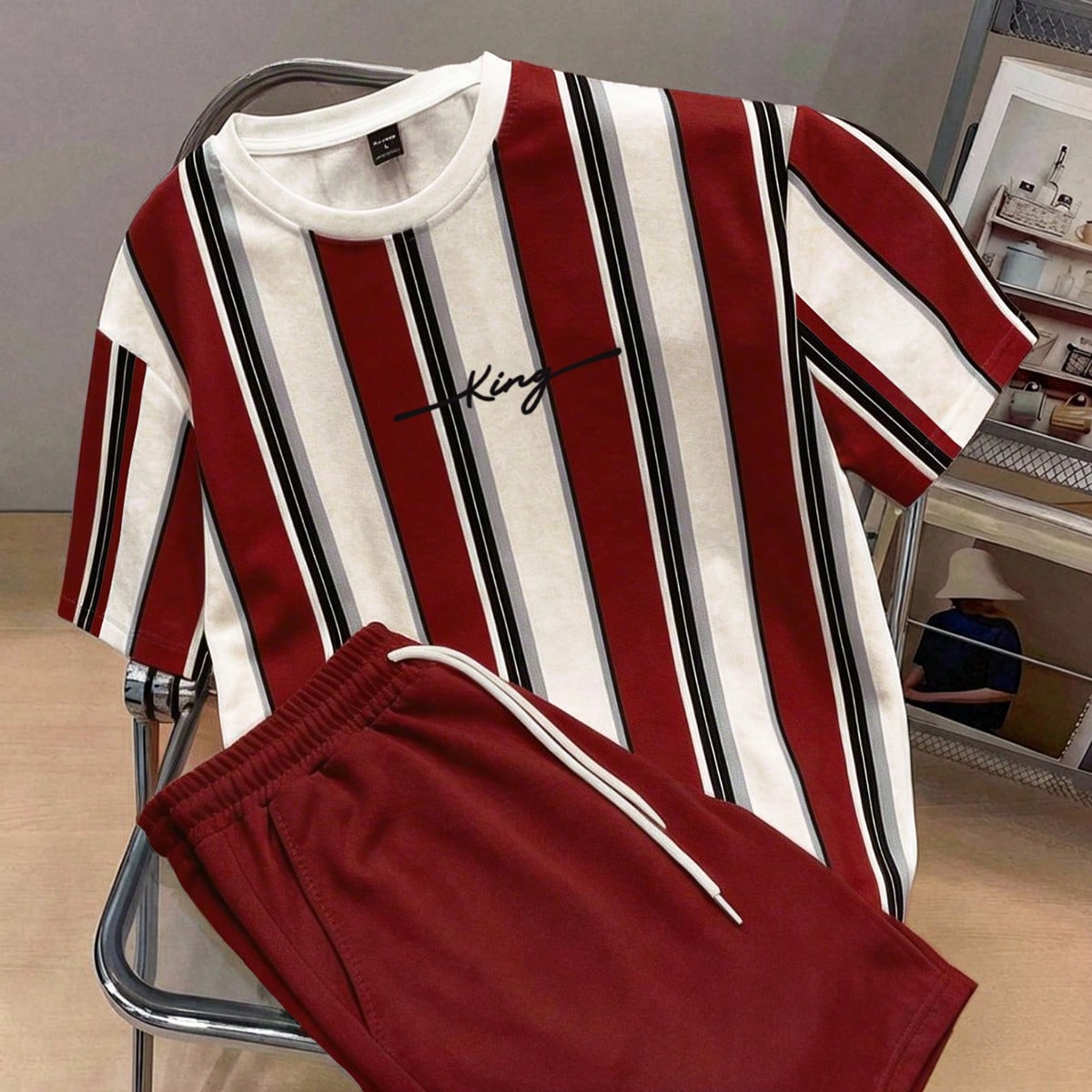 Conjunto casual de camiseta de manga corta con cuello redondo y estampado de letras y rayas, y pantalones cortos para hombre