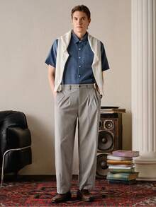 VeloEdit Camisa casual de botão com mangas curtas e listras azuis para homens, camisa casual de botão com bordado de cavalo, camisa de praia de casamento de verão sem colarinho, camisa azul listrada leve e respirável, camisa azul listrada slim fit, Top azul listrada de textura sólida, camisa azul listrada essencial de verão slim fit para homens - Azul - Visão 2