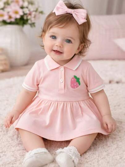 SHEIN Bộ áo liền quần cổ bẻ dáng rộng cho bé gái, thêu hình dâu tây, thích hợp cho mùa xuân/hè.
