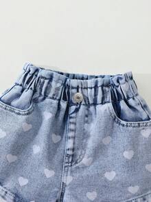 SHEIN Playful Pals 这款女童可爱甜美宽松休闲浅蓝色牛仔短裤，饰有白色爱心印花，弹性腰带设计，适合夏季休闲、上学、外出穿着，宽松阔腿款式，搭配T恤或背心舒适百搭。 - 淺色水洗藍 - 查看 4