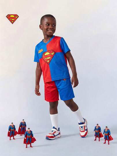 Maija Kids SUPERMAN X SHEIN Maija Kids 男童V领短袖宽松撞色T恤+宽松撞色短裤套装，联名款，时尚休闲