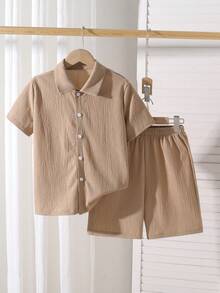 SHEIN Vacaura Bộ đồ đôi cho bé trai gồm áo sơ mi ngắn tay và quần short dệt kim kẻ sọc dọc, chất liệu pha trộn, thân thiện với da và thoáng khí. Áo có thiết kế kẻ sọc dọc nhiều màu với cổ áo nhỏ và tay ngắn; quần short có chun co giãn. Phong cách thường ngày phù hợp cho kỳ nghỉ, đi nhà trẻ, đi biển, v.v. Có thể mặc cả bộ hoặc riêng lẻ để tạo nên một bộ trang phục trẻ em năng động, tươi sáng, một bộ đồ thời trang cho năm học mới. - Màu Khaki - Xem 4