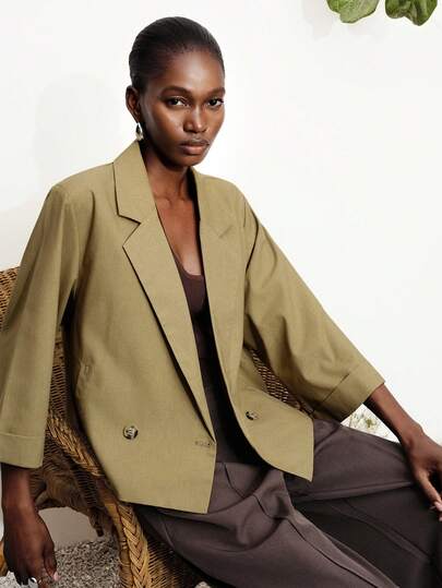 Aveloria Modichic 卡其色翻领短袖夹克，经典翻领设计，简约剪裁，舒适面料。