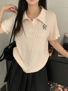 DAZY Áo thun nữ dáng rộng có thêu logo và cổ bẻ - Màu be - Xem 6