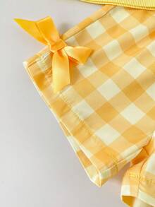 SHEIN Playful Pals Conjunto de top sin mangas texturizado azul y pantalones cortos a cuadros con lazo azul, conjunto esencial para el verano para bebé niña - Amarillo - Ver 8