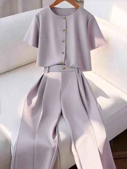 GlowEve CURVE 两件套加大码女装时尚纯色优雅圆领短袖金属纽扣衬衫和长款褶裥直筒裤，适合春夏商务休闲通勤穿着。