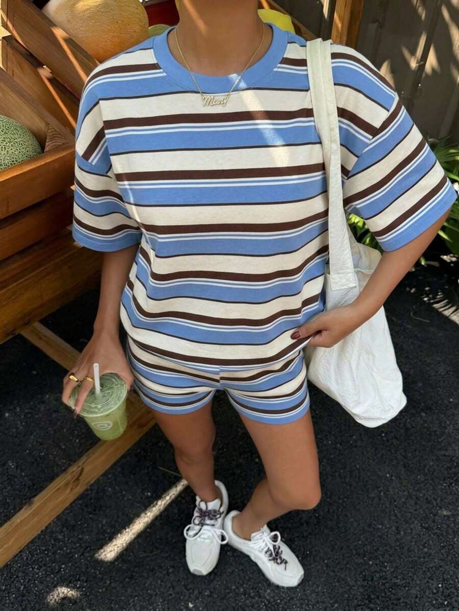 Muchica 休闲不规则条纹学院风条纹度假女装夏季印花圆领短袖T恤和条纹短裤休闲两件套，适合春夏度假 - 彩色 - 查看 1