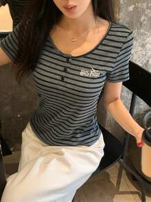DAZY Áo thun nữ in chữ, cài cúc nửa thân, kẻ sọc, kiểu dáng thường ngày. - Xám - Xem 7