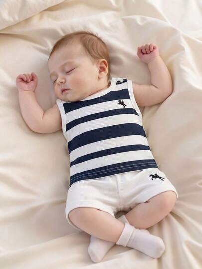 SHEIN Bộ quần áo không tay mùa hè cho bé trai, màu trắng, chất liệu vải có họa tiết, co giãn, in sọc, họa tiết vui nhộn và tinh tế, chất liệu mềm mại và thoải mái, kiểu áo chui đầu, thời trang 2026.