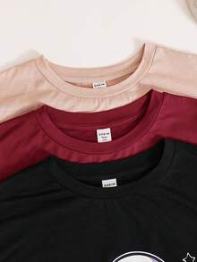 SHEIN Set de 3 camisetas de manga corta y cuello redondo con estampado de astronauta de estilo minimalista y casual, en color caqui, negro y rojo, adecuadas para adolescentes varones en verano - Multicolor - Ver 4