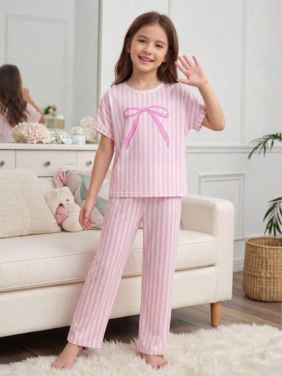 Genkimix Kids 两件套女童睡衣套装,圆领短袖长裤,春秋季粉白条纹图案,饰有可爱优雅的蝴蝶结和波点印花,适合居家休闲穿着。柔软针织面料,舒适宽松,时尚休闲,透气亲肤,高品质睡衣。 - 彩色 - 查看 1