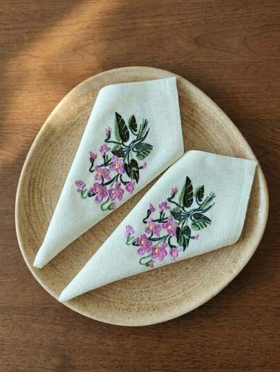 Cirelle 这款方形餐巾采用50%棉和50%涤纶混纺面料，饰有精致刺绣。它以优雅浪漫的紫色调为特色，适用于餐桌、餐垫、家居装饰、家庭聚会、节日装饰、咖啡馆、餐厅、宴会、约会、派对、婚礼以及其他室内外场合。