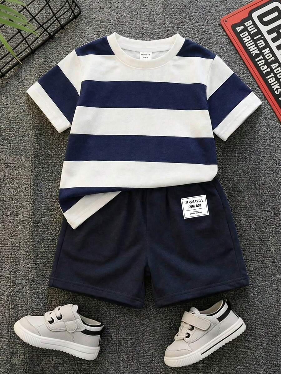 SHEIN Bộ 2 món áo thun ngắn tay cổ tròn kẻ sọc cho bé trai, thích hợp mặc mùa hè, chụp ảnh đường phố, mặc hàng ngày, đi chơi, ở nhà, đi nghỉ mát, thời trang xuân hè, trang phục mùa hè thoải mái, nhiều lớp cho trẻ em, phong cách trẻ em, trang phục thường ngày, áo thun in hình cho trẻ em, đi học, quần áo xuân hè, lễ hội trường. - Nhiều màu - Xem 1
