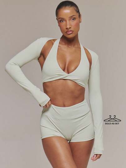 Musera Sport 扭结前片运动文胸、褶皱细节短裤和短外套三件套，适合运动健身、健身房、普拉提、日常普拉提、休闲等场合。