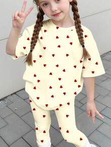 SHEIN Bộ 2 món màu trắng kem và đỏ tía, họa tiết trái tim nhỏ dễ thương kiểu retro, phong cách Chill Chill, đồ họa cho bé gái, áo tay ngắn và quần legging thường ngày, trang phục mùa hè dễ thương cho trẻ em, đồ dã ngoại mùa hè, phong cách Hàn Quốc, thoải mái dễ chịu, trẻ em sành điệu, Y2K, Kawaii, dự tiệc, hàng ngày, kỳ nghỉ, dễ thương, thoải mái, mùa hè 2026, Cottagecore, thường ngày cuối tuần, dã ngoại gia đình, trang phục chụp ảnh. - Nhiều màu - Xem 3