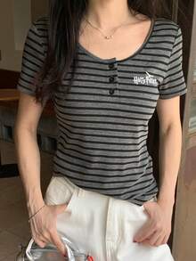 DAZY Áo thun nữ in chữ, cài cúc nửa thân, kẻ sọc, kiểu dáng thường ngày. - Xám - Xem 6