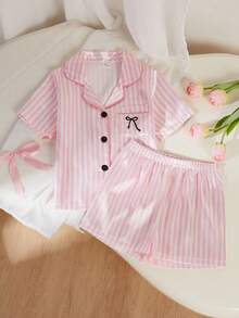 SHEIN 2件套女童休闲蝴蝶结刺绣口袋开襟领仿丝短袖上衣和短裤家居服套装 - 粉色 - 查看 6