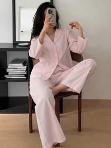 DAZY Bộ đồ ngủ mùa hè 2 món dành cho nữ, chất liệu vải kẻ sọc, thêu họa tiết, cổ áo bèo nhún và tay áo cánh hoa. - Màu Hồng baby - Xem 5