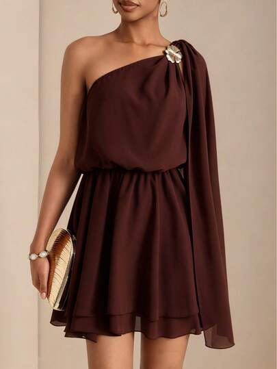 Vesra Vestido curto feminino de chiffon com ombros assimétricos, detalhe floral e cintura marcada.