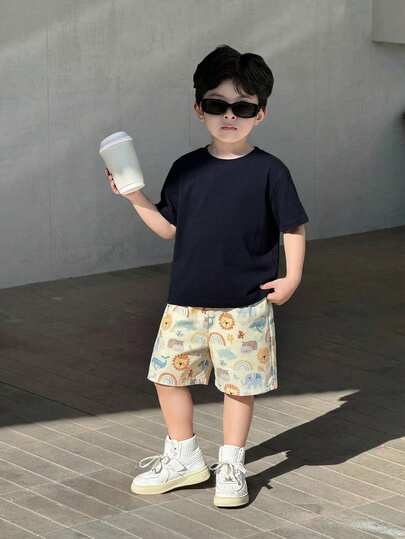 SHEIN 两件套儿童男童休闲日常度假百搭舒适纯色宽松圆领短袖针织T恤和宽松梭织短裤套装，适合学校、花园、海滩、生日、春季、夏季、秋季、冬季穿着。