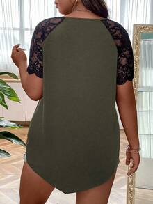 SHEIN LUNE 加大码撞色蕾丝插肩袖T恤图案女式上衣 - 軍綠色 - 查看 2
