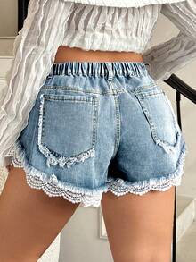 SHEIN CURVE+ Shorts vaqueros de talla grande con bolsillos en diagonal, lavados, con encaje y flecos en contraste para el verano - Lavado ligero - Ver 2