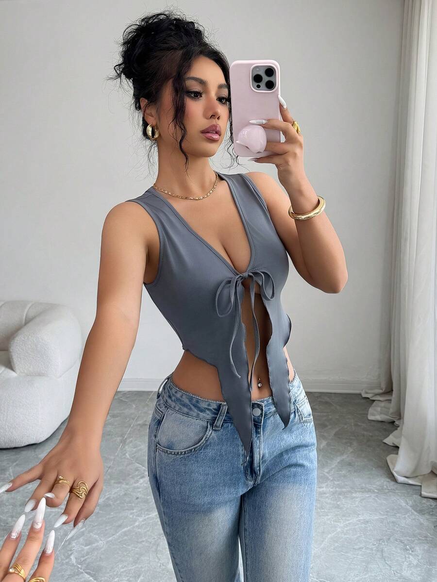 Allurite 性感甜美灰色V领系带不对称下摆针织吊带背心，适合日常穿着、约会、单身派对、春夏等场合。 - 灰色 - 查看 1