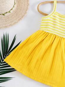 SHEIN Playful Pals 女婴吊带A字连衣裙。这款连衣裙采用吊带设计，简约优雅。A字裙摆更添活泼可爱之感。宽松版型适合各种身材。适合夏季海滩度假、户外野餐以及休闲外出等活动，让宝宝在享受轻松自由时光的同时，展现她们独特的魅力。 - 黃色 - 查看 4