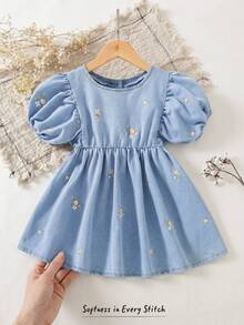SHEIN Playful Pals Đầm denim cho bé gái mùa xuân thu kiểu đồng quê mới ngọt ngào màu xanh nhạt, chất liệu denim bạc màu, cổ tròn, tay phồng, thêu hoa nhỏ nhiều màu sắc, eo thắt, dáng chữ A. Chất liệu denim cotton cao cấp thoải mái, trang phục cơ bản hàng ngày đến trường, váy denim cotton cho kỳ nghỉ xuân thu, đầm denim thêu cho bé gái. - Rửa nhẹ - Xem 4