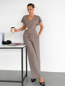 Siren Gaze Damen 2-teiliges Outfit Pastell Sommer elegant sexy Business Lässig elegant Büro Golf V-Ausschnitt Wickeloberteil Slim Fit weite Hose Set asymmetrische Knopfleiste - Aprikosenfarben - Übersicht 1