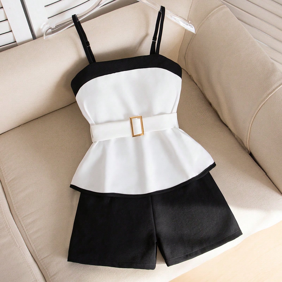 Conjunto de camiseta y pantalones cortos con contraste de negro y blanco para adolescentes, conjunto de 2 piezas con cinturón en la cintura, vestido